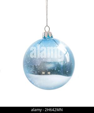 magnifique boule de noël en verre avec cabane en bois Banque D'Images