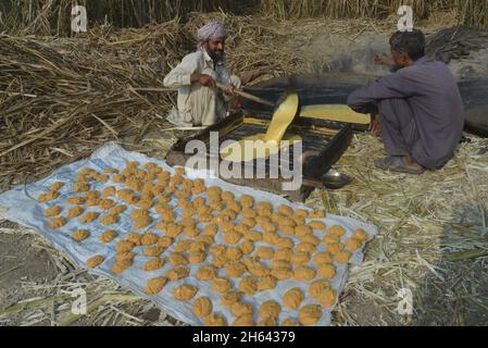 Lahore, Pakistan.11 novembre 2021.Les fermiers pakistanais sont occupés à faire la traditionnelle Jaggery (Gur) au champ de canne à sucre dans le bidonville de la capitale provinciale Lahore.(Photo de Rana Sajid Hussain/Pacific Press) Credit: Pacific Press Media production Corp./Alay Live News Banque D'Images