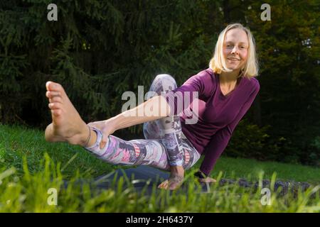 jeunes femmes faisant du yoga, wiese, am kappelberg, baden-württemberg, allemagne Banque D'Images