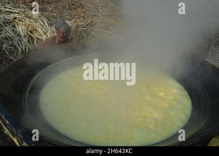 Lahore, Punjab, Pakistan.11 novembre 2021.Les fermiers pakistanais sont occupés à faire la traditionnelle Jaggery (Gur) au champ de canne à sucre dans le bidonville de la capitale provinciale Lahore.(Credit image: © Rana Sajid Hussain/Pacific Press via ZUMA Press Wire) Banque D'Images