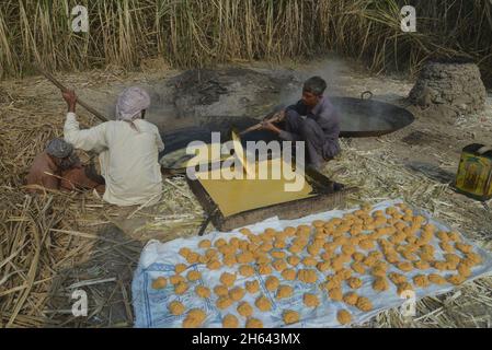 Lahore, Punjab, Pakistan.11 novembre 2021.Les fermiers pakistanais sont occupés à faire la traditionnelle Jaggery (Gur) au champ de canne à sucre dans le bidonville de la capitale provinciale Lahore.(Credit image: © Rana Sajid Hussain/Pacific Press via ZUMA Press Wire) Banque D'Images