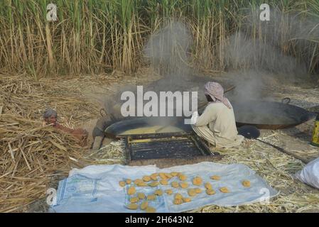 Lahore, Pakistan.11 novembre 2021.Les fermiers pakistanais sont occupés à faire la traditionnelle Jaggery (Gur) au champ de canne à sucre dans le bidonville de la capitale provinciale Lahore.(Photo de Rana Sajid Hussain/Pacific Press) Credit: Pacific Press Media production Corp./Alay Live News Banque D'Images