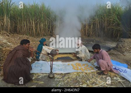 Lahore, Punjab, Pakistan.11 novembre 2021.Les fermiers pakistanais sont occupés à faire la traditionnelle Jaggery (Gur) au champ de canne à sucre dans le bidonville de la capitale provinciale Lahore.(Credit image: © Rana Sajid Hussain/Pacific Press via ZUMA Press Wire) Banque D'Images