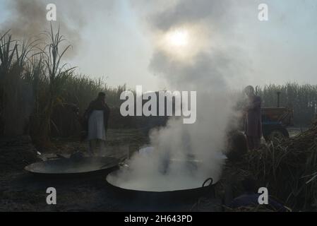 Lahore, Punjab, Pakistan.11 novembre 2021.Les fermiers pakistanais sont occupés à faire la traditionnelle Jaggery (Gur) au champ de canne à sucre dans le bidonville de la capitale provinciale Lahore.(Credit image: © Rana Sajid Hussain/Pacific Press via ZUMA Press Wire) Banque D'Images