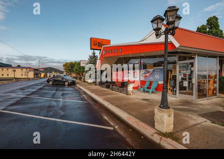 Williams, Arizona, États-Unis - 27 septembre 2021 Goldies route 66 Diner, ambiance décontractée avec restaurant style années 60 dans la ville de Williams, situé près du bas Banque D'Images