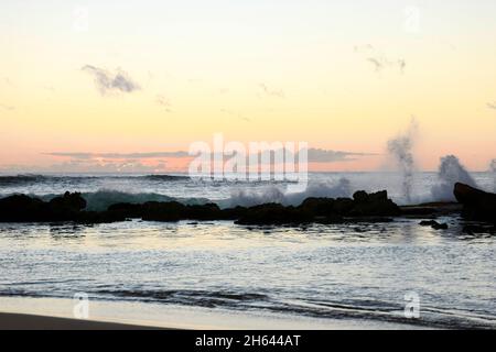 Écrasant les vagues sur la plage de Saltpond près de Hanapepe sur Kauai Banque D'Images