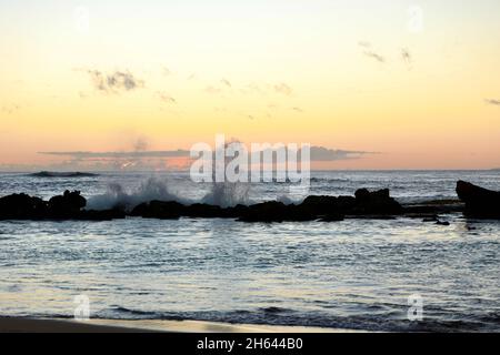 Écrasant les vagues sur la plage de Saltpond près de Hanapepe sur Kauai Banque D'Images