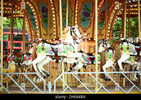 Carrousel dans le parc pour enfants.Carrousel avec chevaux en cercles. Banque D'Images