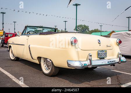 Reno, NV - 6 août 2021 : Ford Crestline Sunliner convertible 1952 à un salon de voiture local. Banque D'Images