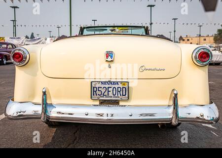 Reno, NV - 6 août 2021 : Ford Crestline Sunliner convertible 1952 à un salon de voiture local. Banque D'Images