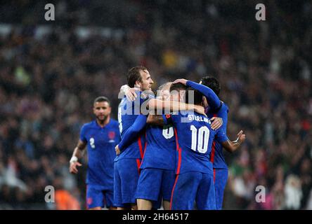 Londres, Royaume-Uni.12 novembre 2021.Les joueurs d'Angleterre fêtent leur score lors du match de qualification du groupe C de la coupe du monde de la FIFA, Qatar 2022, entre l'Angleterre et l'Albanie, à Londres, en Grande-Bretagne, le 12 novembre 2021.Crédit : Li Ying/Xinhua/Alay Live News Banque D'Images