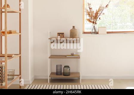 Intérieur de la pièce avec étagère, pampas herbe et branches de coton dans vase Banque D'Images