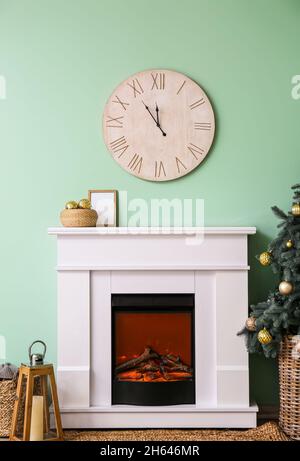 Intérieur de la chambre avec cheminée et horloge décorée pour Noël Banque D'Images