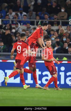 Rome, Italie.12 novembre 2021.Silvan Widmer (Suisse) Ruben Vargas (Suisse) Noah Okafor (Suisse) Denis Zakaria (Suisse)célèbre après avoir obtenu le premier objectif de son équipeLors du match de qualification de la Fifa 'coupe du monde Qatar 2022' entre l'Italie 1-1 Suisse au stade olympique le 12 novembre 2021 à Roma, Italie.(Photo de Maurizio Borsari/AFLO) crédit: AFLO Co. Ltd./Alay Live News Banque D'Images