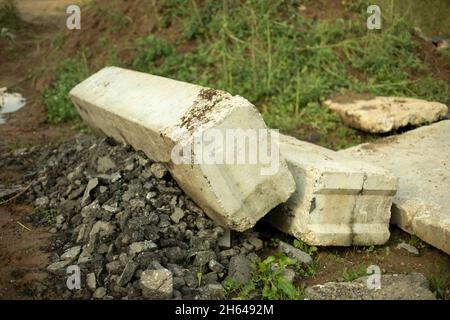 Fragments de structure en béton reposant sur le sol.La structure du matériau grossier est grise.Construction en Russie.Prise de vue en extérieur Banque D'Images