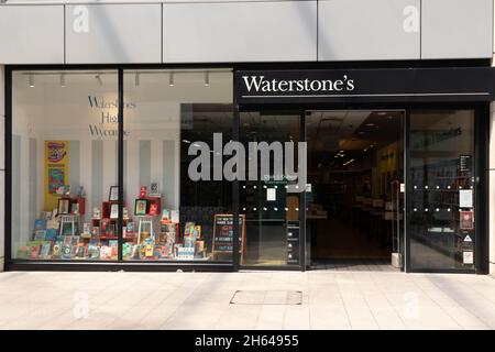 High Wycombe, Angleterre - 21 juillet 2021: Waterstone's shop dans le centre commercial Eden.La chaîne exploite environ 283 magasins. Banque D'Images