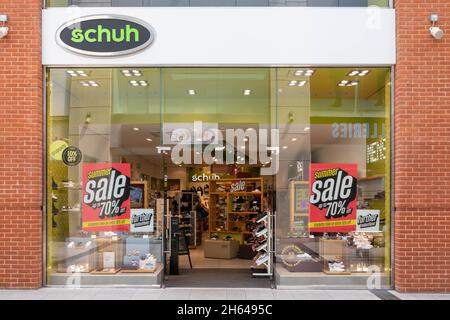 High Wycombe, Angleterre - 21 juillet 2021: Schuh shop dans le centre commercial Eden.La chaîne exploite environ 132 magasins. Banque D'Images
