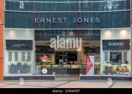 High Wycombe, Angleterre - 21 juillet 2021: Ernest Jones Boutique de bijoux dans le centre commercial Eden.La boutique fait partie du groupe Signet Jewelers et a Banque D'Images