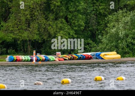 Issaquah, Washington, États-Unis.Une rangée de kayaks à la location d'un bateau à côté du parc national du lac Samammish. Banque D'Images