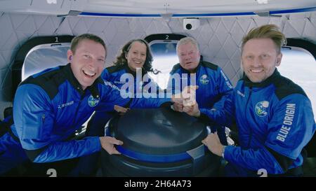 13 octobre 2021, orbite basse de la Terre, dans l'espace : astronautes L-R GLEN DE VRIES, AUDREY POWERS, WILLIAM SHATNER, CHRIS BOSHUIZEN à l'intérieur de la capsule.WILLIAM SHATNER, l'acteur de Star Trek, a fait un voyage de 11 minutes dans l'espace à bord d'un vol Blue Origin.Shatner a roulé avec trois autres passagers.À l'âge de 90 ans, Shatner est devenu la personne la plus âgée à avoir volé dans l'espace.Après avoir atterri sur Terre, Shatner a déclaré que le vol était « l'expérience la plus profonde » qu'il pouvait imaginer.« J'espère pouvoir maintenir ce que je ressens maintenant.Je ne veux pas le perdre, a-t-il dit.Shatner a volé avec trois autres citoyens privés comme partie de Banque D'Images