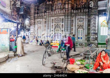 DHAKA, BANGLADESH - 21 NOVEMBRE 2016 : vue d'une ancienne mosquée dans la vieille ville de Dhaka, Bangladesh Banque D'Images