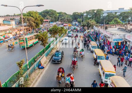 DHAKA, BANGLADESH - 22 NOVEMBRE 2016 : circulation sur la route Mirpur à Dhaka, Bangladesh Banque D'Images