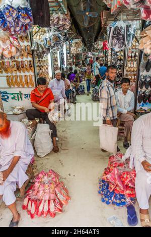 DHAKA, BANGLADESH - 21 NOVEMBRE 2016 : stands de chaussures sur un marché à Dhaka, au Bangladesh Banque D'Images