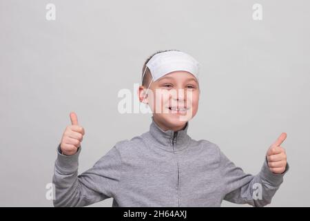 un adorable garçon de 8-10 ans est souriant. Banque D'Images