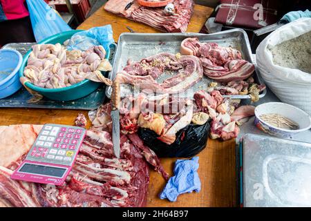 Coupez des tranches de viande de cheval, des abats sur le comptoir. Prêt à être emballé en qazy, saucisse de cheval dans le marché de la viande Altyn Orda, Almaty, Kazakhstan Banque D'Images