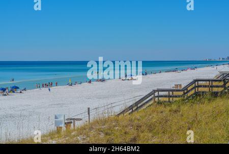 Belle plage de sable blanc de Miramar Beach sur le golfe du Mexique à South Walton, Floride Banque D'Images