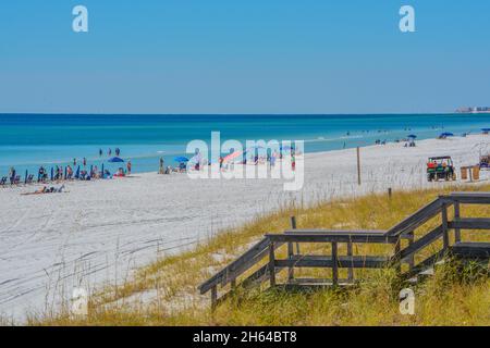 Belle plage de sable blanc de Miramar Beach sur le golfe du Mexique à South Walton, Floride Banque D'Images