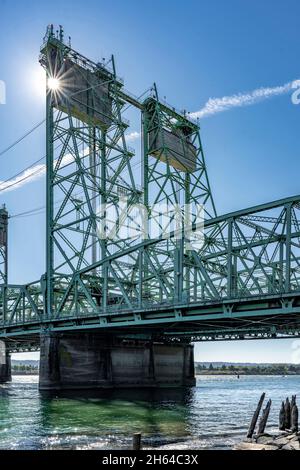 Une structure en treillis voûtée soulève le pont-levis Columbia River Interstate au-dessus de la rivière Columbia, à travers lequel l'Interstate I-5 passe le long de toute la weste Banque D'Images