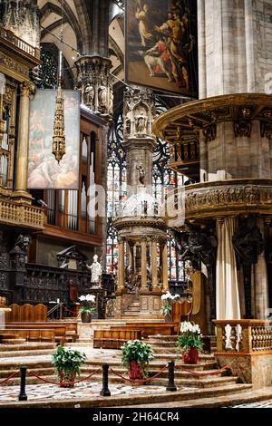 Bel autel avec des fresques, des icônes et des statues dans le Duomo.Italie, Milan Banque D'Images