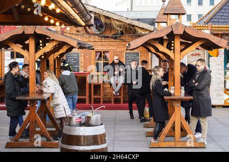 Berlin, Allemagne.10 novembre 2021.Les gens visitent un marché à Berlin, capitale de l'Allemagne, le 10 novembre 2021.Le taux d'inflation en Allemagne est passé à 4.5 pour cent en octobre, le taux le plus élevé enregistré dans le pays depuis août 1993, selon l'Office fédéral de la statistique (Destitis).Credit: Stefan Zeitz/Xinhua/Alay Live News Banque D'Images