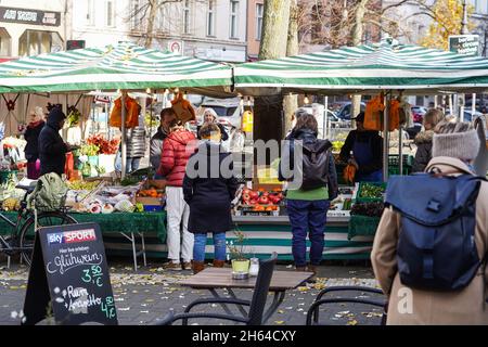 Berlin, Allemagne.10 novembre 2021.Les gens achètent des fruits et des légumes sur un marché à Berlin, capitale de l'Allemagne, le 10 novembre 2021.Le taux d'inflation en Allemagne est passé à 4.5 pour cent en octobre, le taux le plus élevé enregistré dans le pays depuis août 1993, selon l'Office fédéral de la statistique (Destitis).Credit: Stefan Zeitz/Xinhua/Alay Live News Banque D'Images