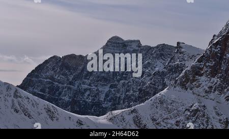 Belle vue sur le flanc sud accidenté du mont Edith Cavell avec une face rocheuse enneigée à la fin de l'automne dans le parc national Jasper, Alberta, Canada. Banque D'Images