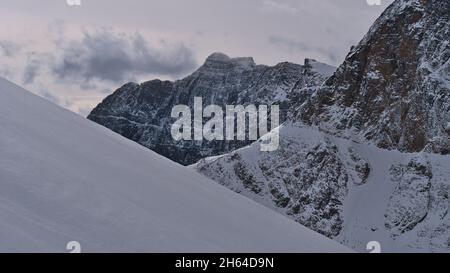 Belle vue sur le flanc sud du robuste mont Edith Cavell avec une pente enneigée en premier plan dans le parc national Jasper, Alberta, Canada. Banque D'Images