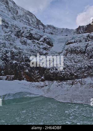 Vue magnifique sur le Mont Edith Cavell à la fin de l'automne avec Angel Glacier et lac glaciaire avec banquise dans le parc national Jasper, Alberta, Canada. Banque D'Images