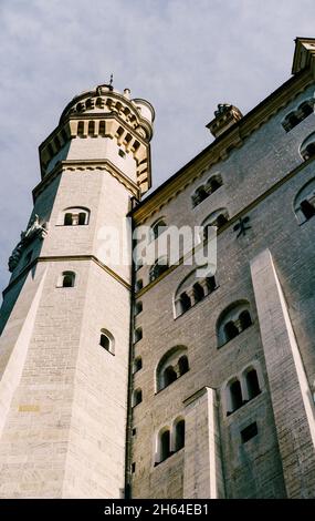 Façade en pierre du château de Neuschwanstein avec une tour haute.Allemagne Banque D'Images