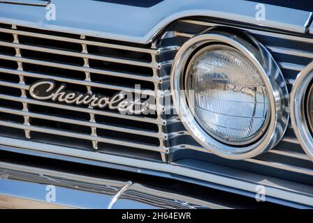 Greenwich, Connecticut, États-Unis-mai 2021; vue rapprochée d'une partie de la calandre, du pare-chocs et du phare avant d'une Impala classique de Chevrolet Banque D'Images