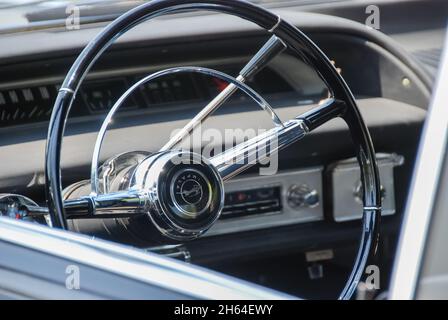 Greenwich, Connecticut, États-Unis-mai 2021; vue rapprochée de l'intérieur d'une Impala classique de Chevrolet avec volant chromé, modèle et emblème Banque D'Images