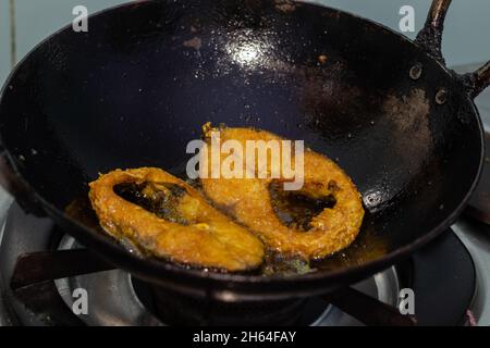 Vue en grand angle des tranches de poisson frites dans une casserole Banque D'Images