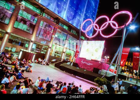 Les Jeux Olympiques d'été de Sydney 2000 (officiellement intitulés « les Jeux de la XXVIIe Olympiade ») se sont tenus du 15 septembre au 1er octobre 2000 à Sydney, en Australie.Un certain nombre d'écrans de télévision « live site » ont été installés dans tout Sydney pendant la durée des Jeux pour permettre aux locaux de regarder les Jeux Olympiques en temps réel.Photo : un site en direct à Martin place, dans le quartier des affaires de Sydney. Banque D'Images