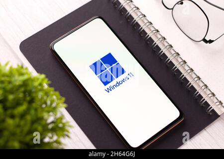 Assam, inde - 17 juin 2021 : logo Windows 11 sur image de stock d'écran de téléphone. Banque D'Images