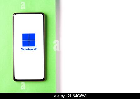 Assam, inde - 17 juin 2021 : logo Windows 11 sur image de stock d'écran de téléphone. Banque D'Images