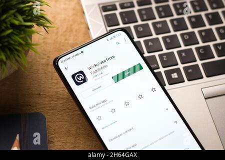 West Bangal, Inde - 11 novembre 2021 : logo de l'espace de travail sur l'image du stock d'écran du téléphone. Banque D'Images