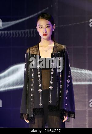 Shanghai.12 novembre 2021.Un modèle présente une création lors de la semaine de la Nouvelle Couture de Shanghai 2021 à Shanghai, en Chine orientale, le 12 novembre 2021.La semaine de la Couture se tient à la fois en ligne et hors ligne à Shanghai du 12 au 17 novembre, avec des événements tels que des spectacles de passerelle, des expositions immersives et des salons culturels.Credit: Liu Ying/Xinhua/Alay Live News Banque D'Images