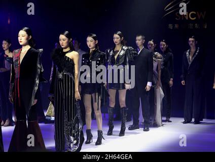 Shanghai.12 novembre 2021.Les modèles présentent des créations durant la semaine de la Nouvelle Couture de Shanghai 2021 à Shanghai, en Chine orientale, le 12 novembre 2021.La semaine de la Couture se tient à la fois en ligne et hors ligne à Shanghai du 12 au 17 novembre, avec des événements tels que des spectacles de passerelle, des expositions immersives et des salons culturels.Credit: Liu Ying/Xinhua/Alay Live News Banque D'Images