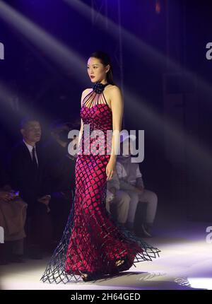 Shanghai.12 novembre 2021.Un modèle présente une création lors de la semaine de la Nouvelle Couture de Shanghai 2021 à Shanghai, en Chine orientale, le 12 novembre 2021.La semaine de la Couture se tient à la fois en ligne et hors ligne à Shanghai du 12 au 17 novembre, avec des événements tels que des spectacles de passerelle, des expositions immersives et des salons culturels.Credit: Liu Ying/Xinhua/Alay Live News Banque D'Images