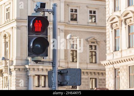 Les feux rouges interdisant la circulation empêchent les piétons de traverser la rue dans la ville européenne sur fond de vieux bâtiment classique.Deux petits hommes rouges h Banque D'Images